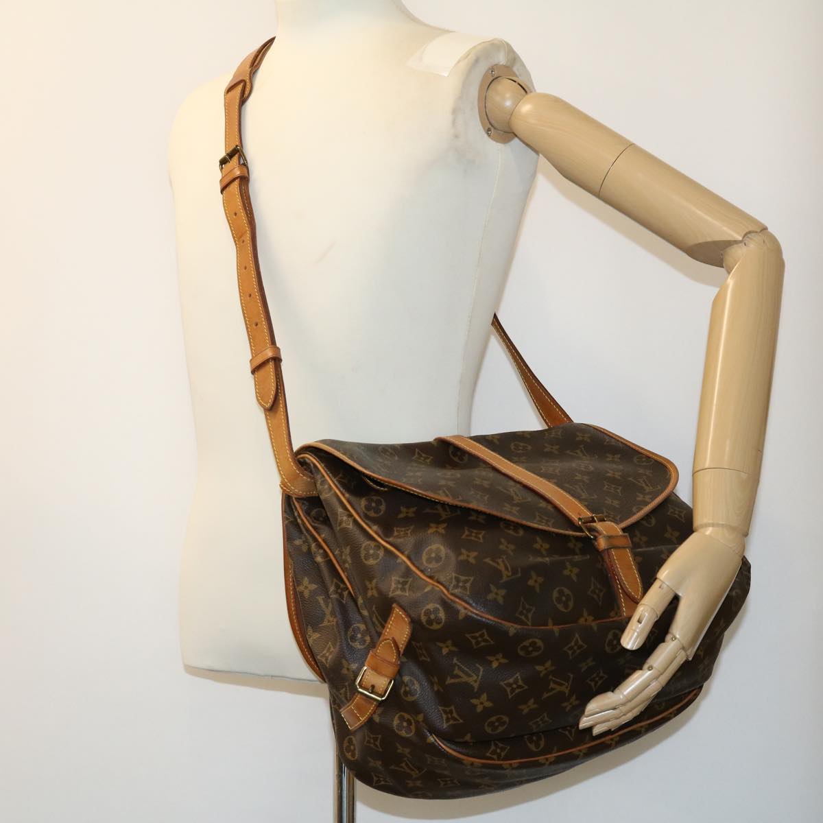 LOUIS VUITTON Monogram Saumur 35 Shoulder Bag M42254 LV Auth th2826