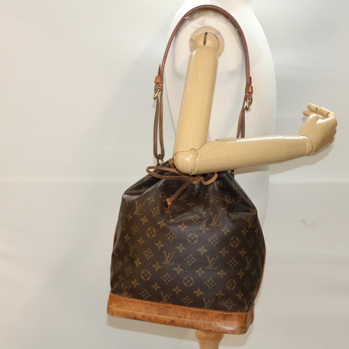 LOUIS VUITTON Monogram Noe Shoulder Bag M42224 LV Auth th3702