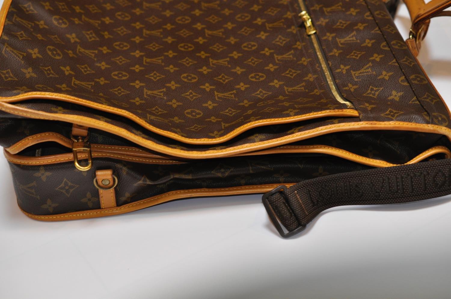 LOUIS VUITTON Monogram Portable Sunk Center Garment Cover M23412 LV Auth am2409s