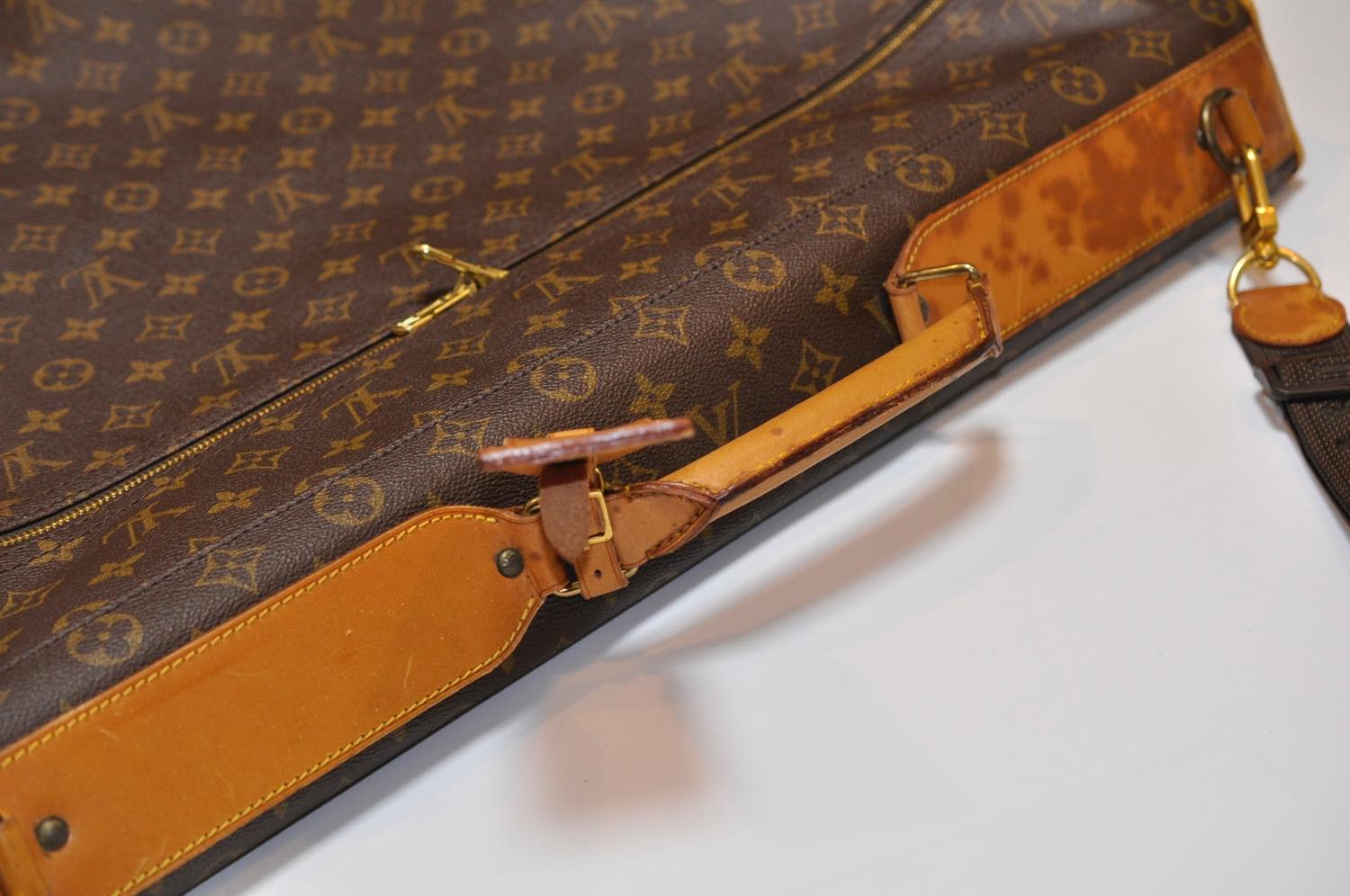 LOUIS VUITTON Monogram Portable Sunk Center Garment Cover M23412 LV Auth am2409s