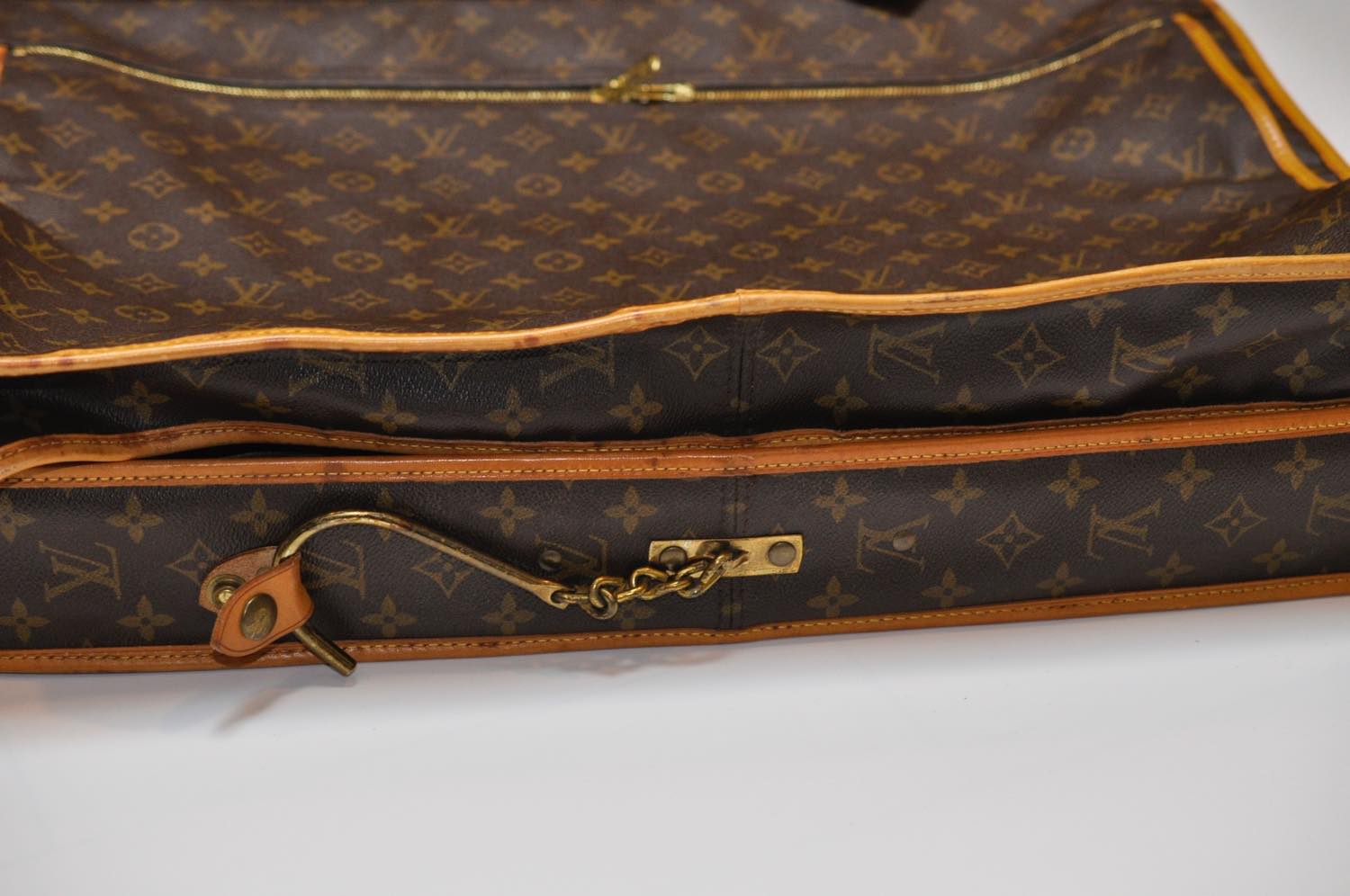 LOUIS VUITTON Monogram Portable Sunk Center Garment Cover M23412 LV Auth am2409s