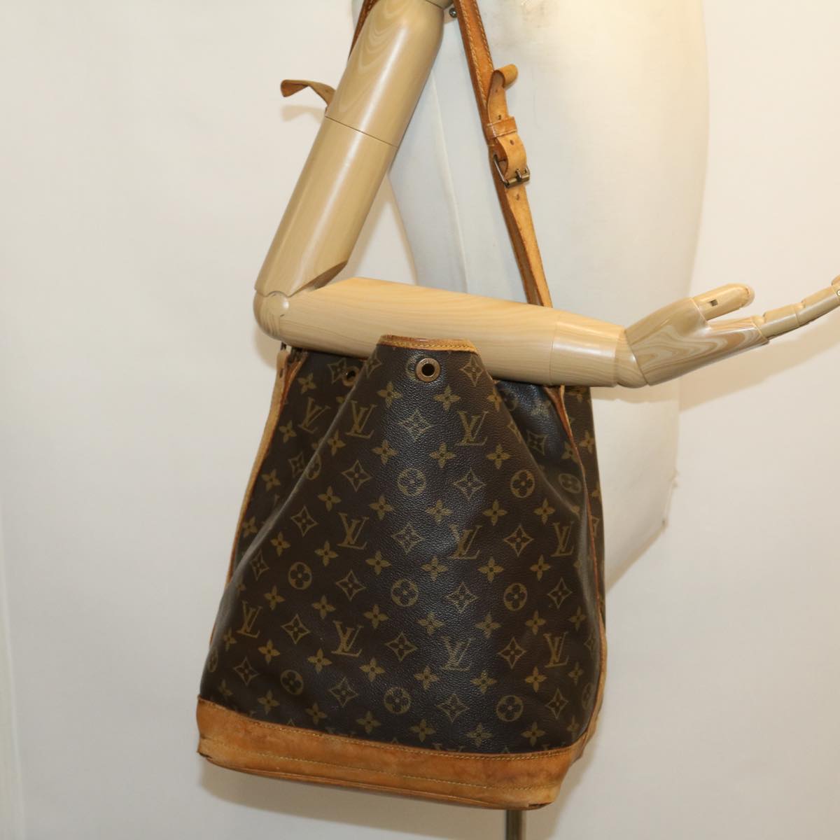 LOUIS VUITTON Monogram Noe Shoulder Bag M42224 LV Auth tp396