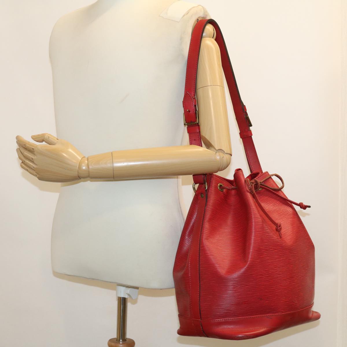 LOUIS VUITTON Epi Noe Shoulder Bag Red M44007 LV Auth uy093