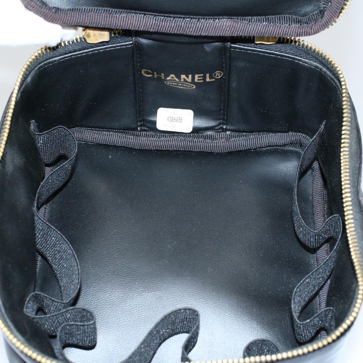 CHANEL Vanity Cosmetic Pouch Patent leather Black CC Auth yb378